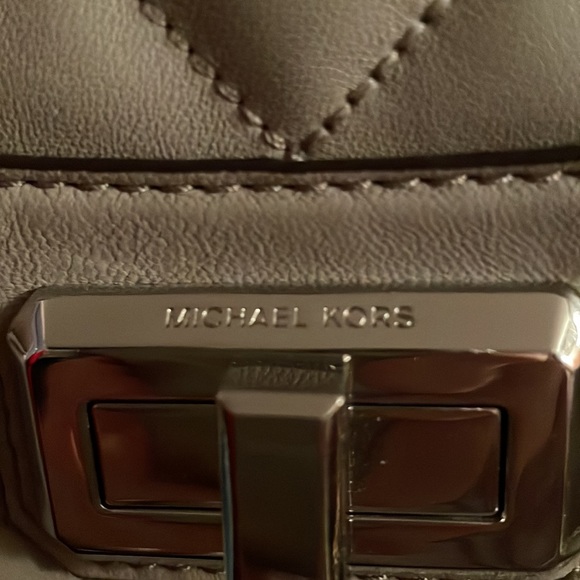 Michael Kors Grey Quilted Soft Leather Sholder Bag.Pristine Condition.⚠️FIRM⚠️ - Picture 3 of 15